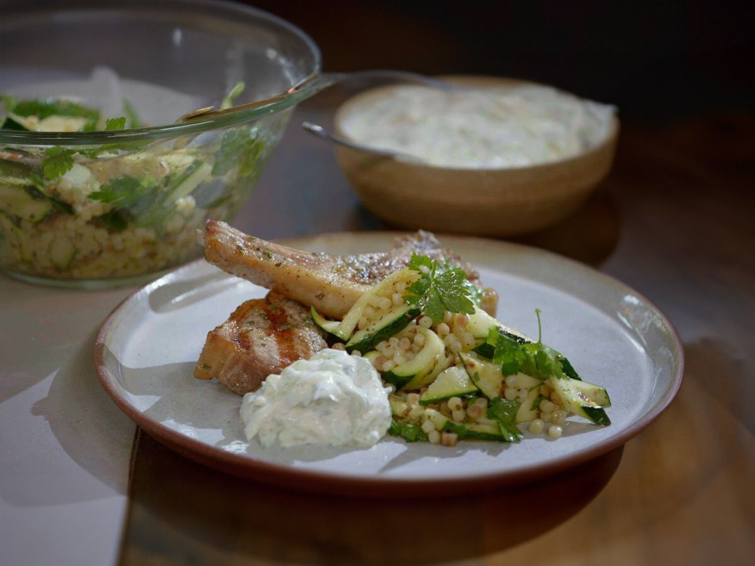 Lamskoteletjes met fregola sarda, raita en gegrilde courgette