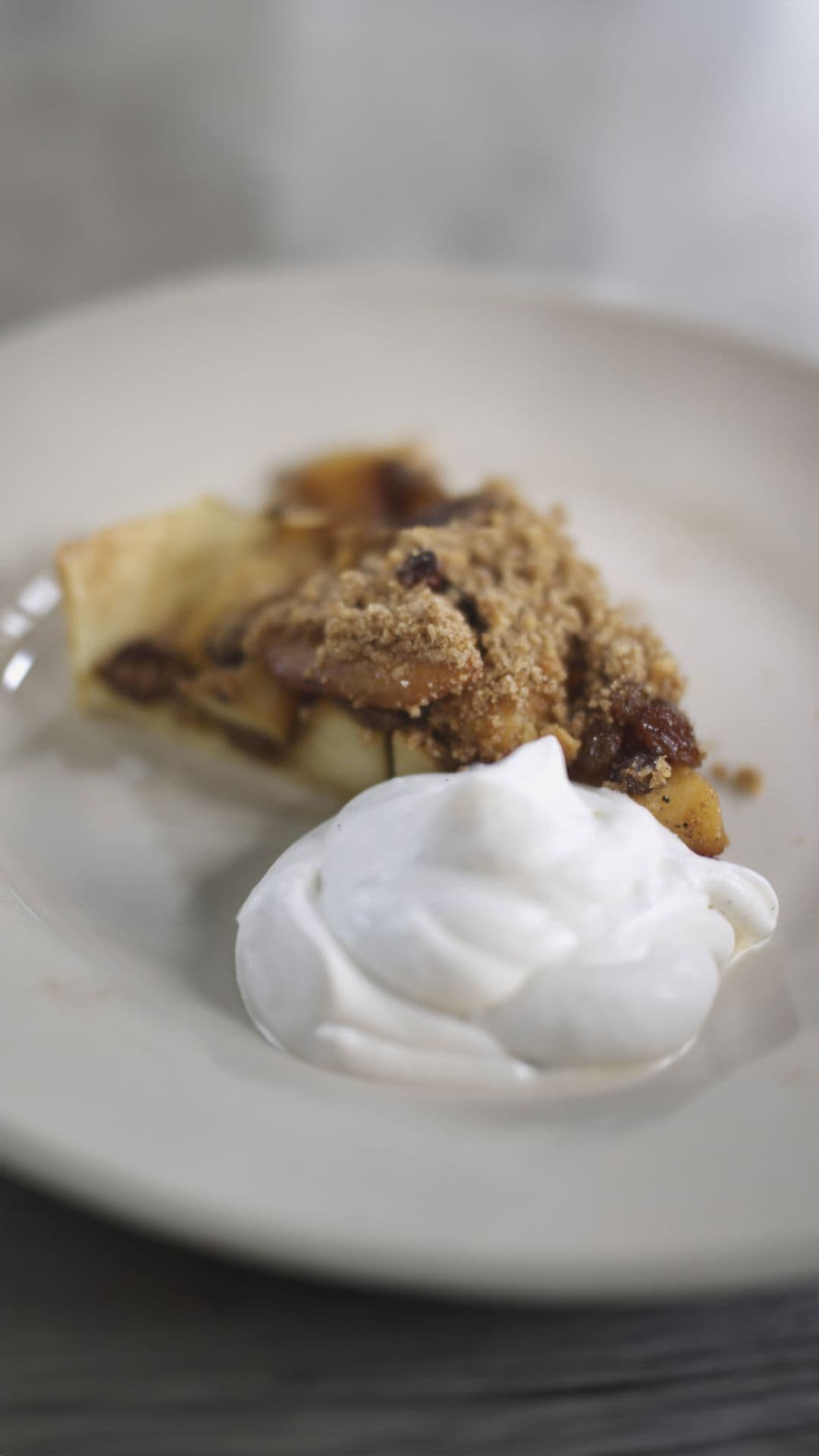 Appelkruimeltaart met slagroom