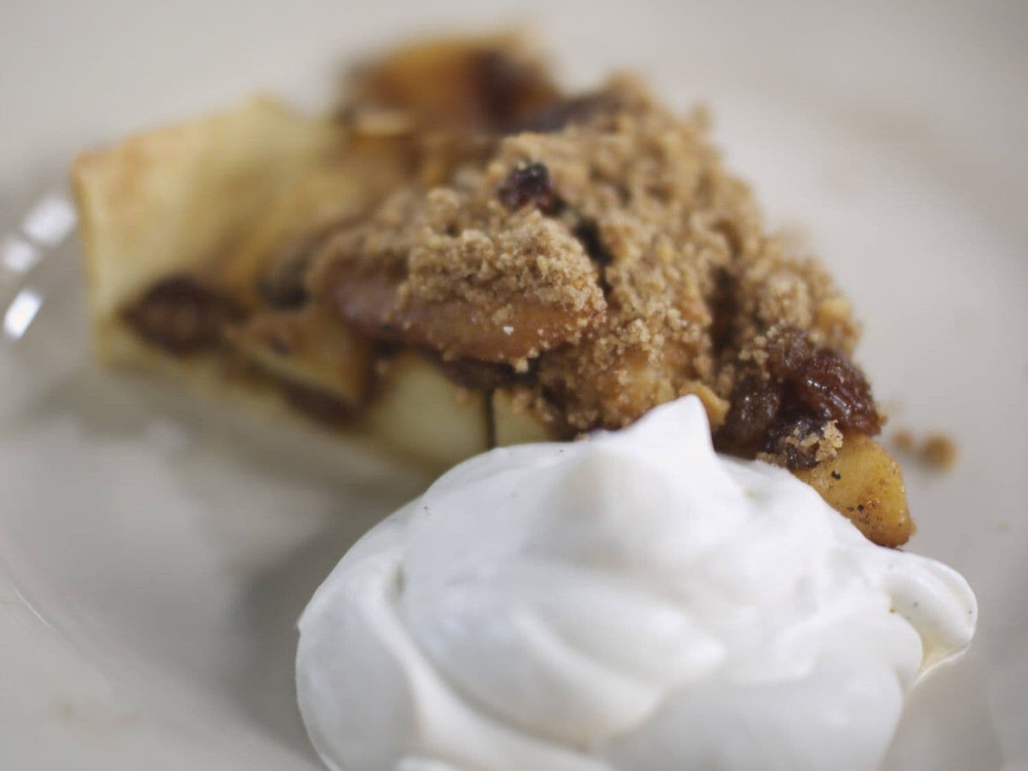 Appelkruimeltaart met slagroom