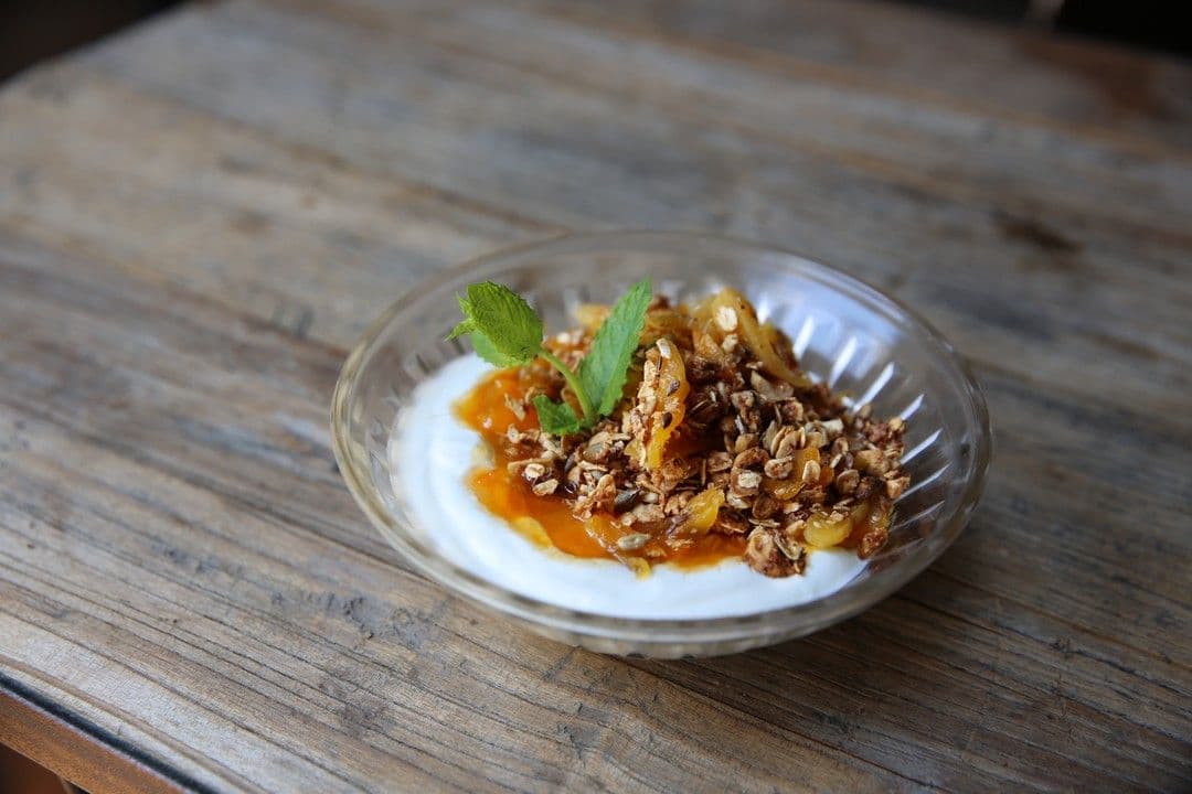 Granola met plattekaas en verse abrikozencompote
