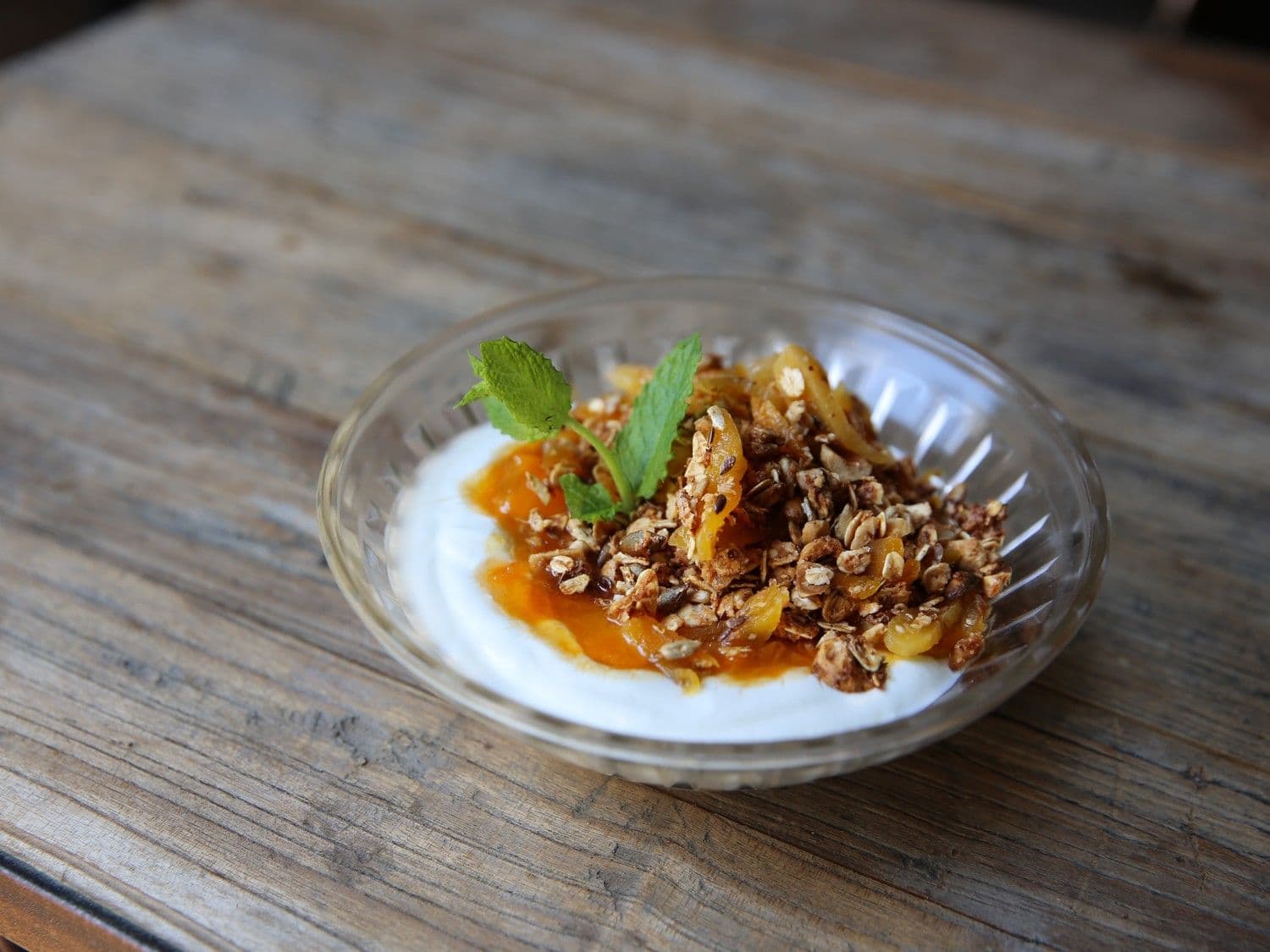 Granola met plattekaas en verse abrikozencompote