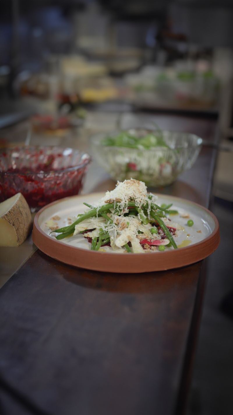 Krokante groentesalade met sambal van rode biet en knäckebröd