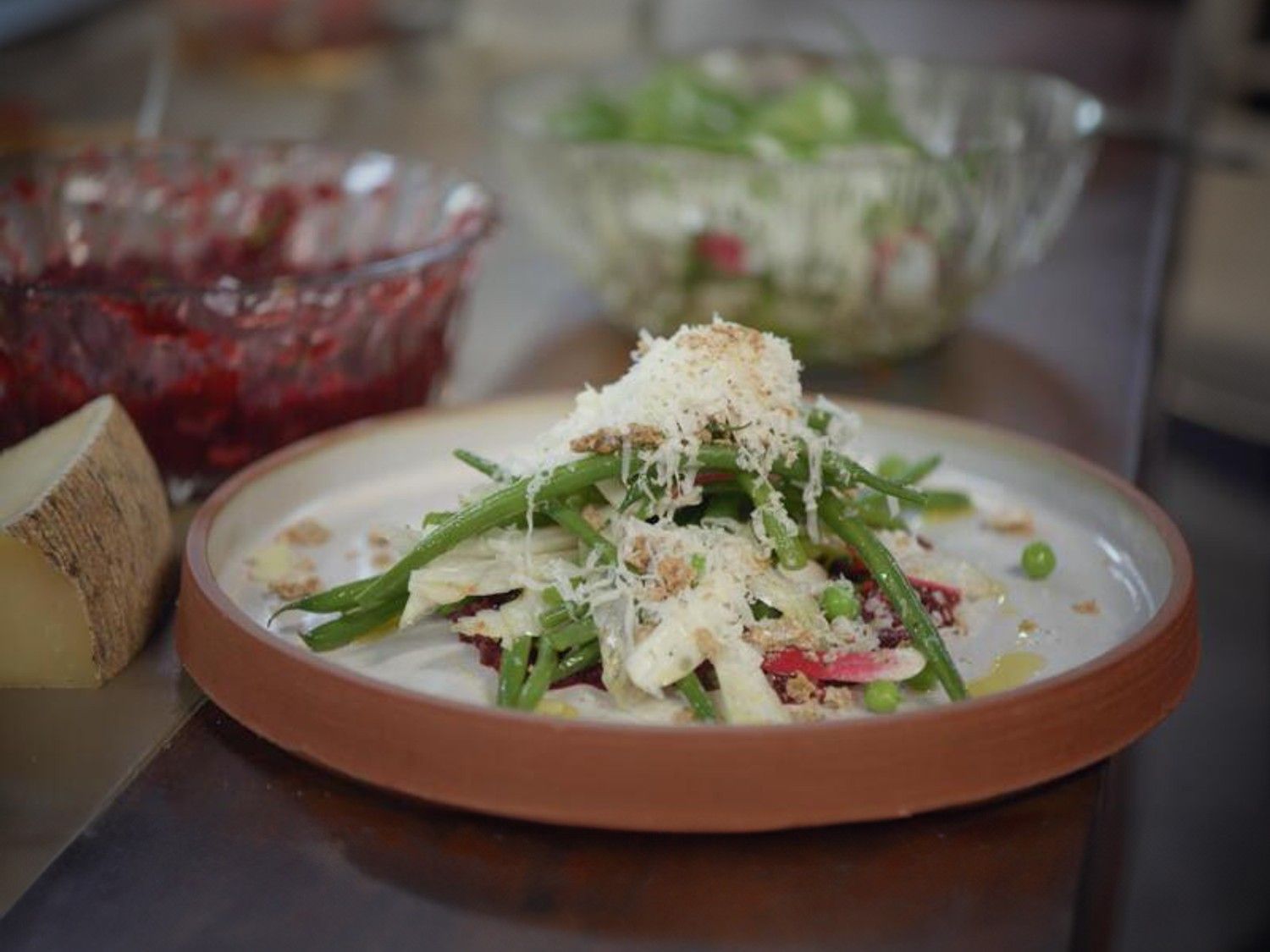 Krokante groentesalade met sambal van rode biet en knäckebröd