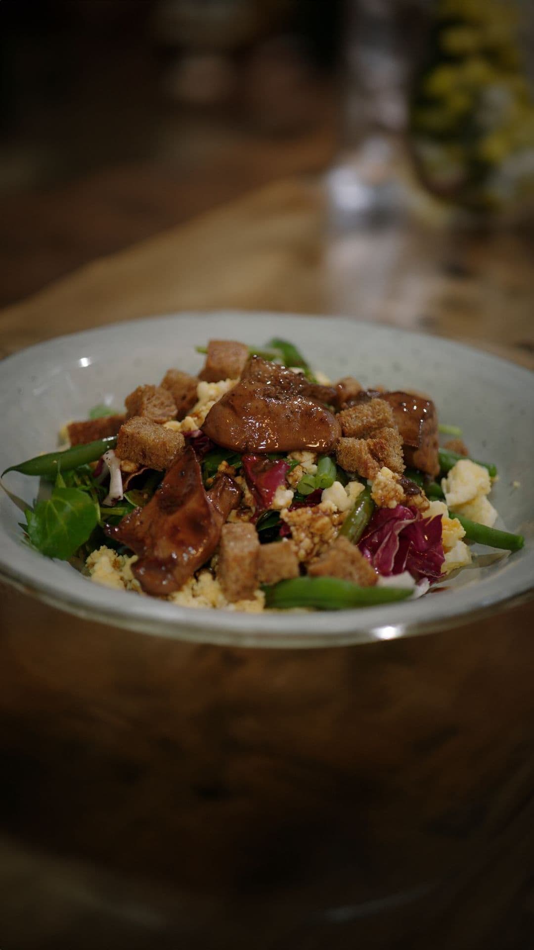 Salade van kippenlever, boontjes en jonge spinazie