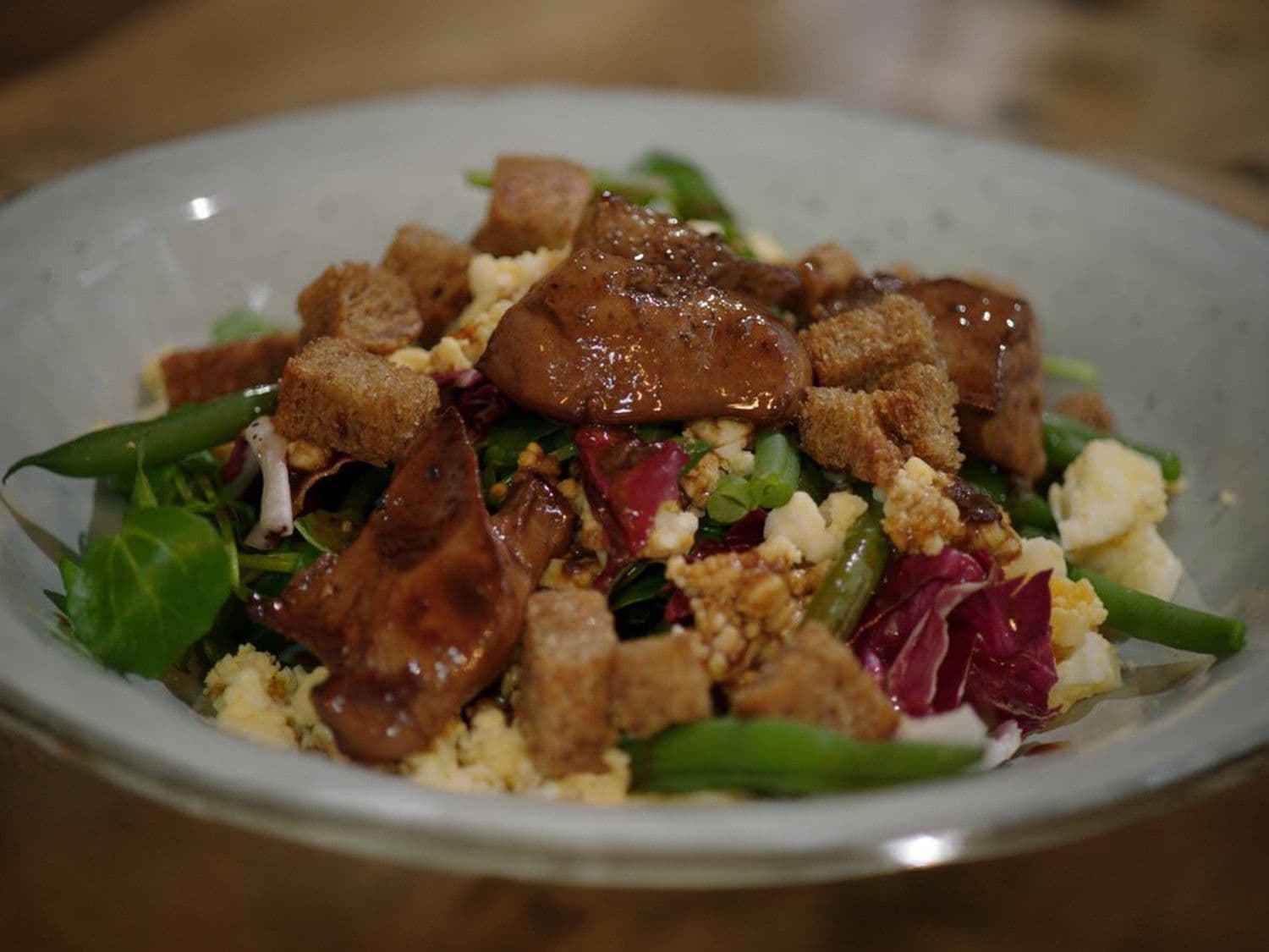 Salade van kippenlever, boontjes en jonge spinazie