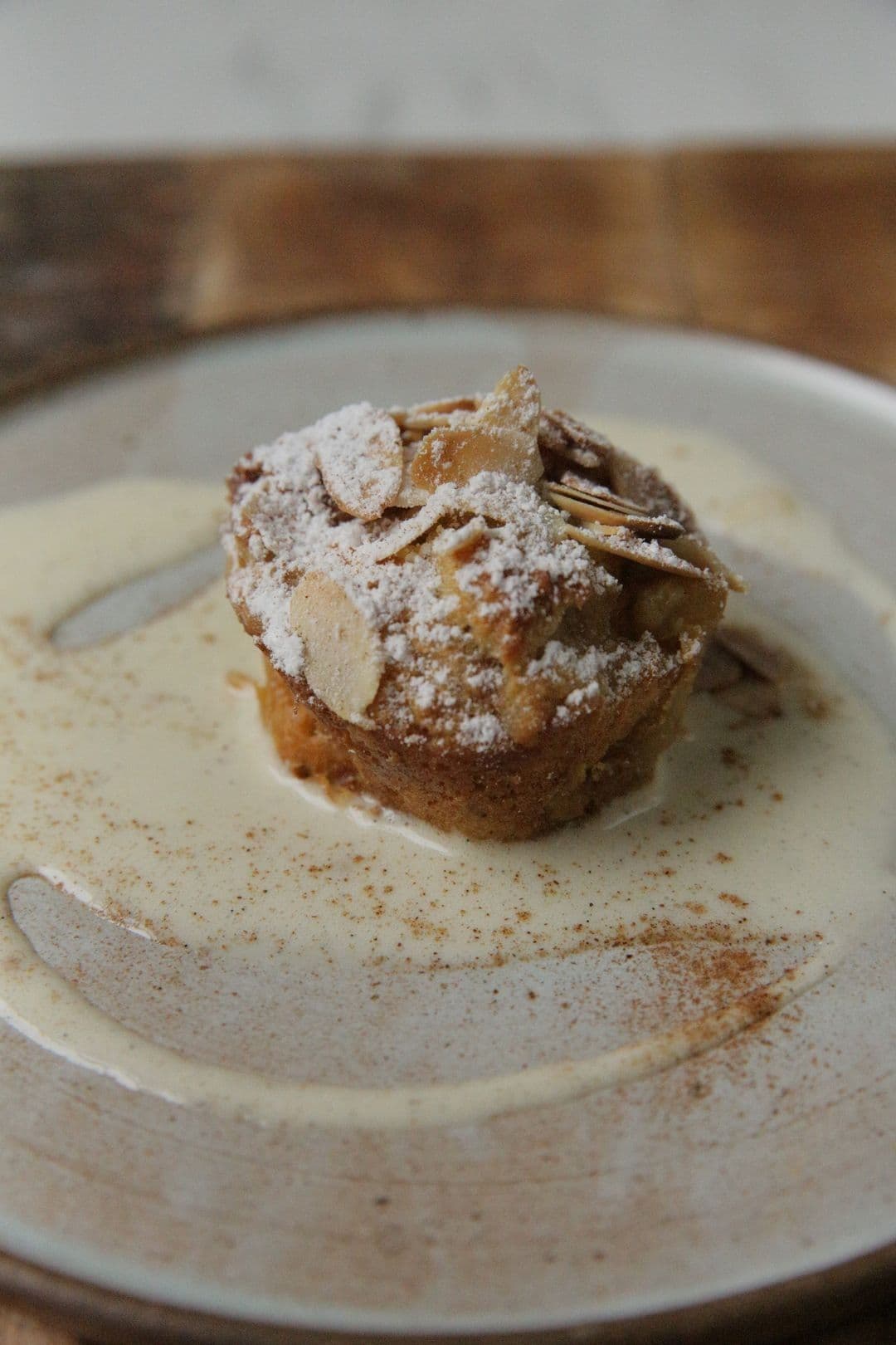 Muffins van suikerbrood met gebakken appel en vanillesaus