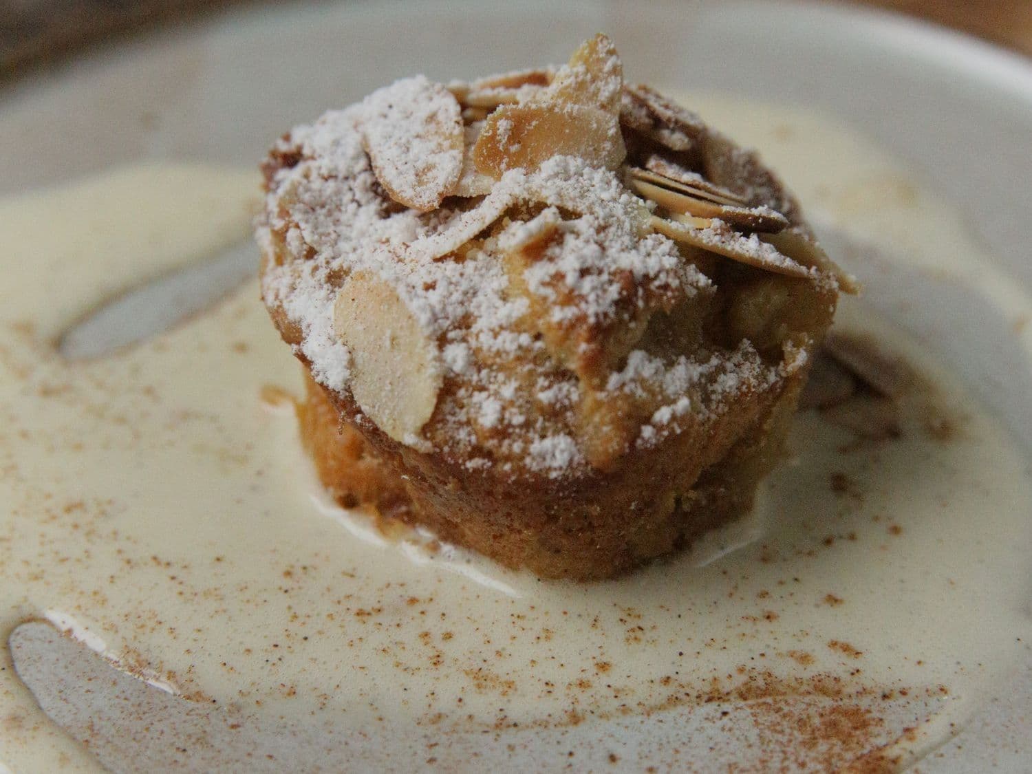 Muffins van suikerbrood met gebakken appel en vanillesaus