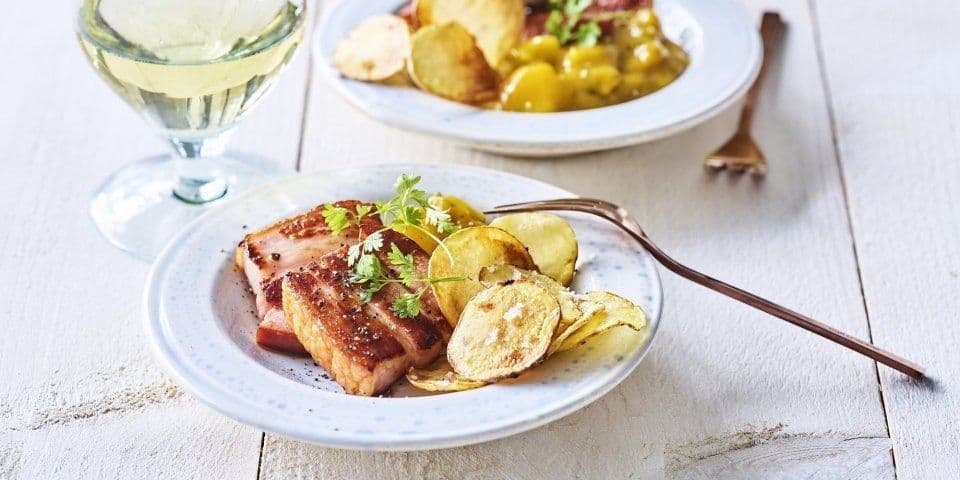 Krokant buikspek met homemade chips en belgische pickles