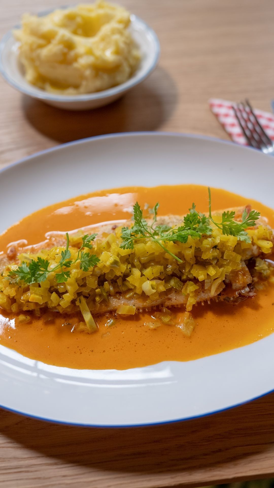 Tongschar met ragout van venkel en saffraan, puree en garnalenjus