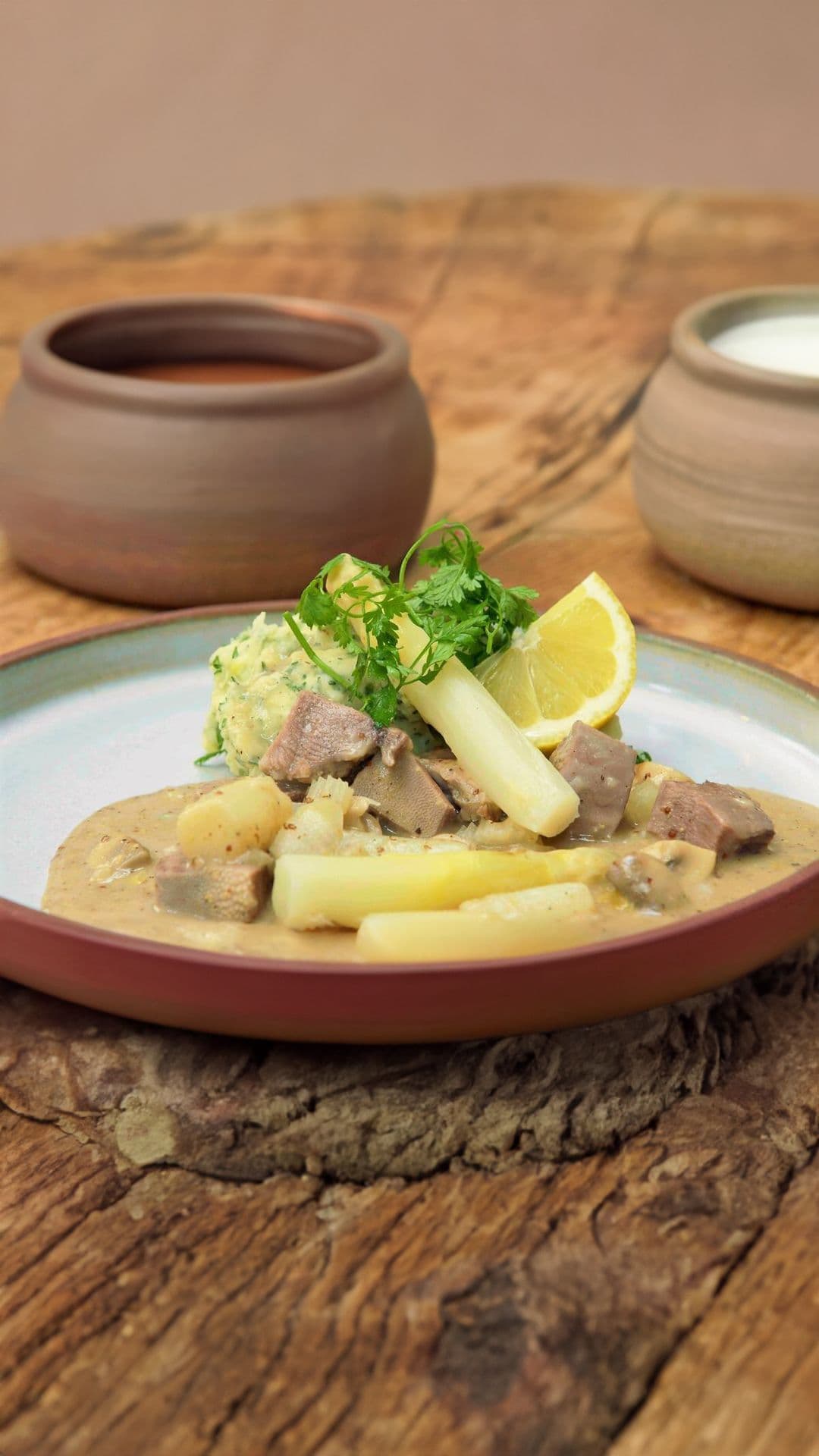 Fricassee van kalfstong met asperges en champignons