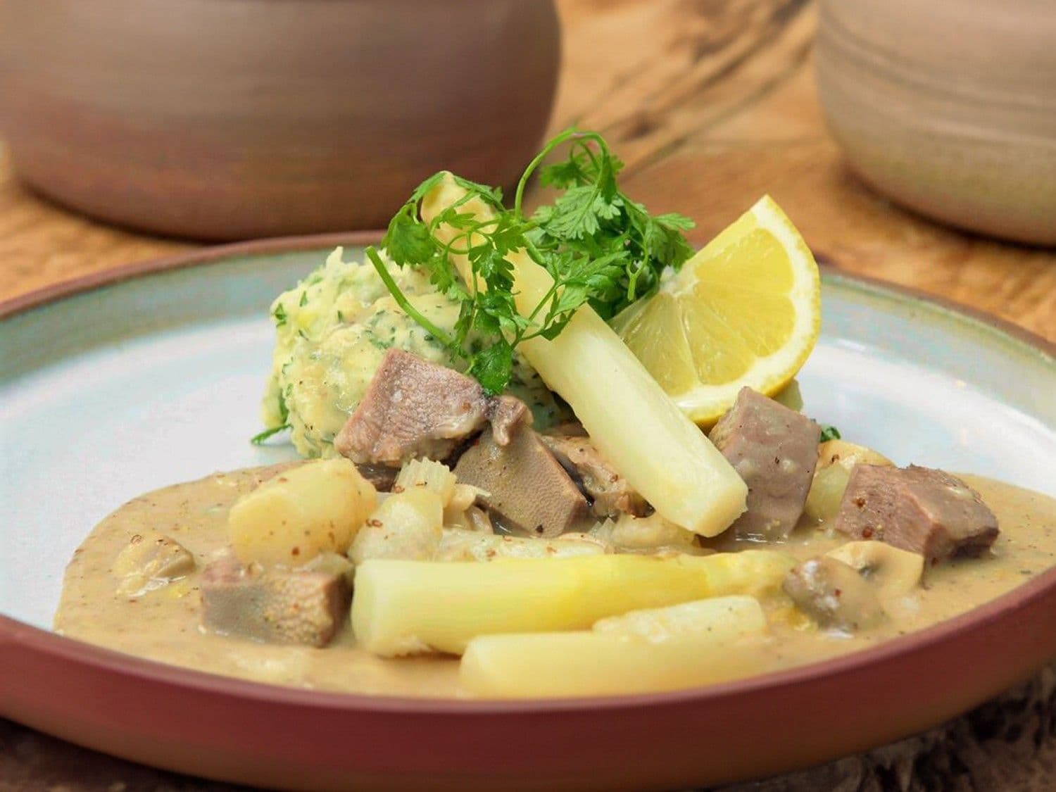 Fricassee van kalfstong met asperges en champignons