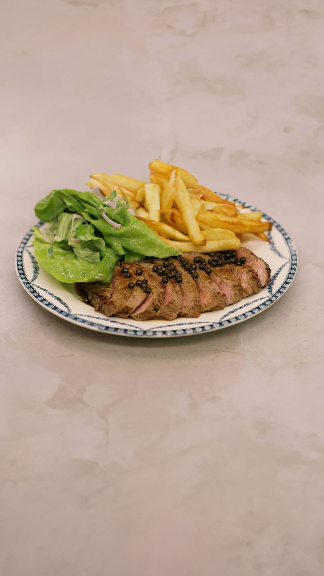 Steak met peperroomsaus, frietjes en sla