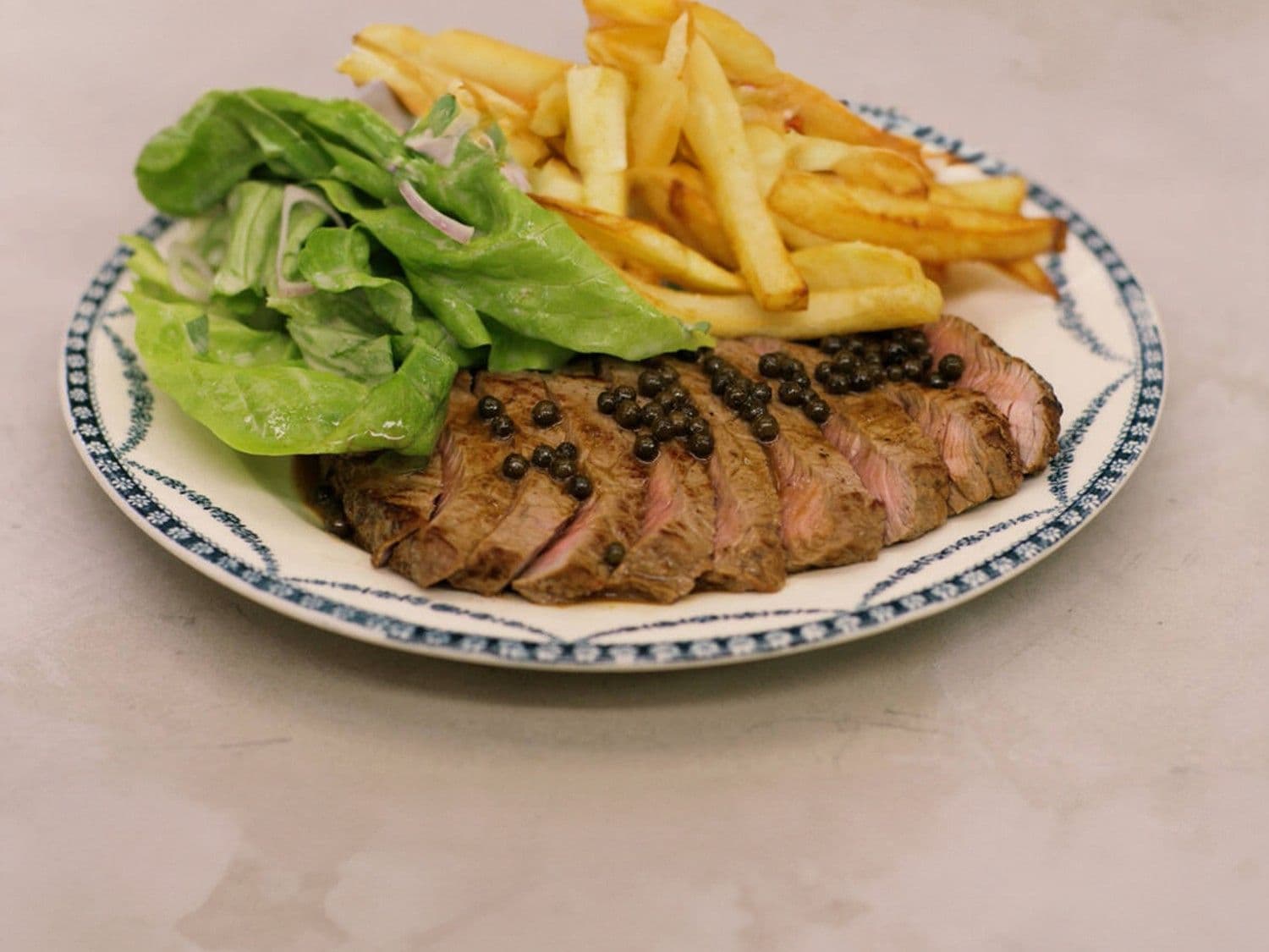 Steak met peperroomsaus, frietjes en sla