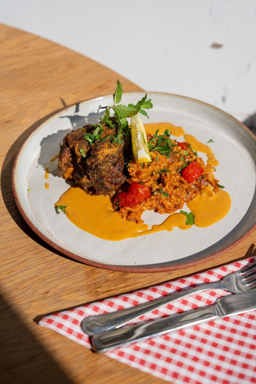 Gebraiseerde lamsnek met mosterd en munt en tomatenbulgur met aubergines