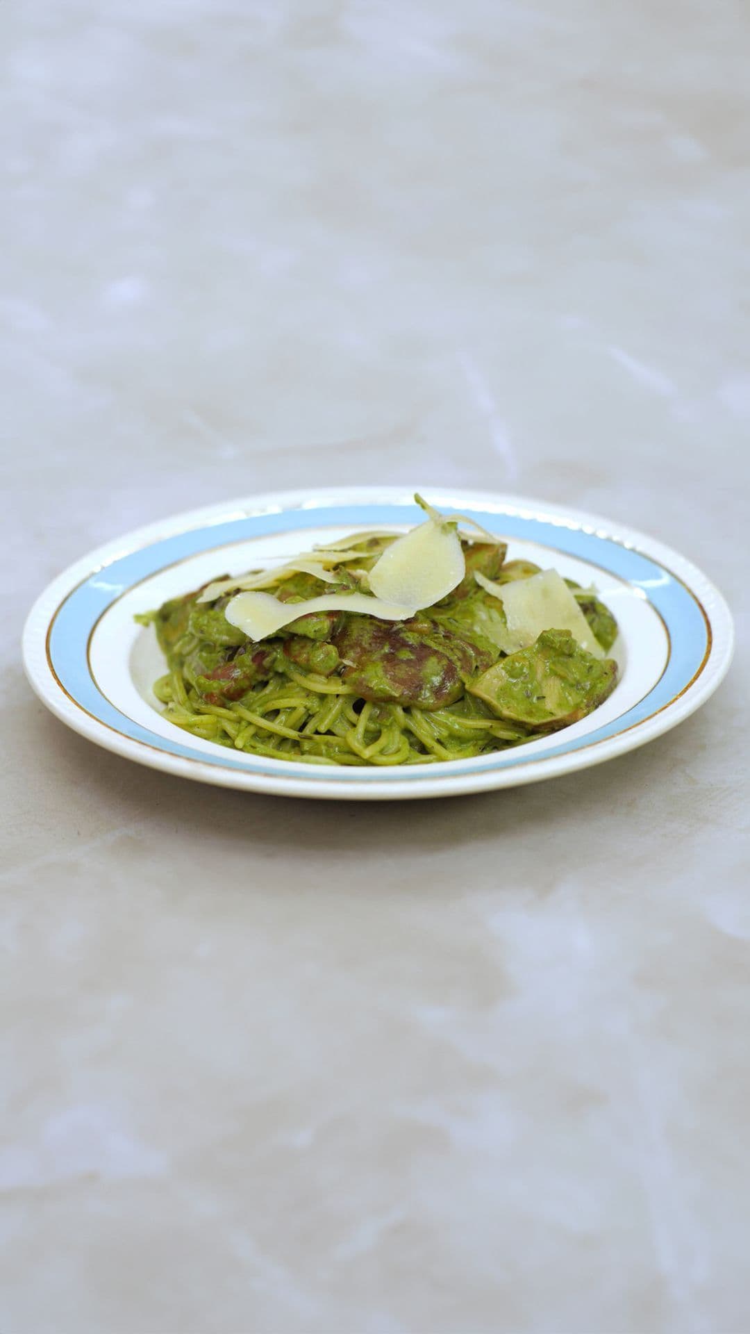 Spaghetti met spekjes, shiitake en groene kruiden