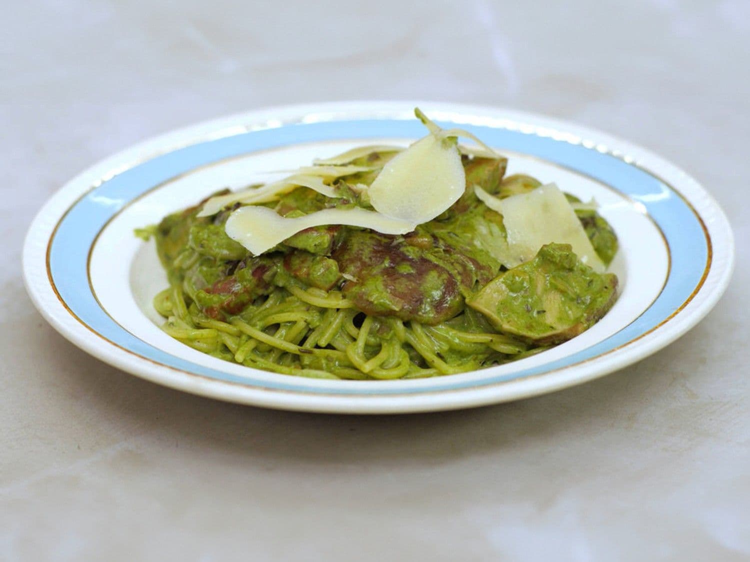 Spaghetti met spekjes, shiitake en groene kruiden