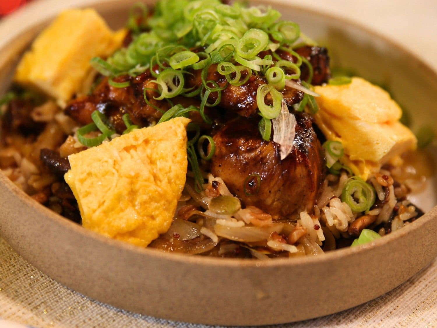 Gemarineerde misokip met Japanse omelet en gebakken shiitake