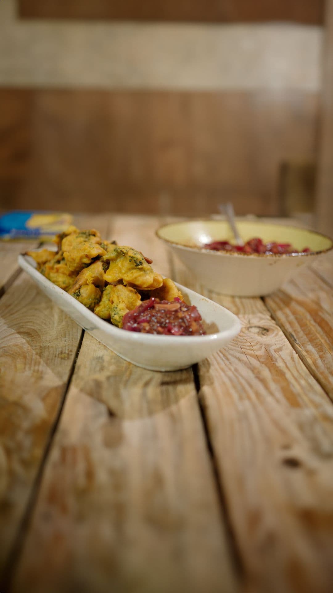 Bhaji's met uienchutney