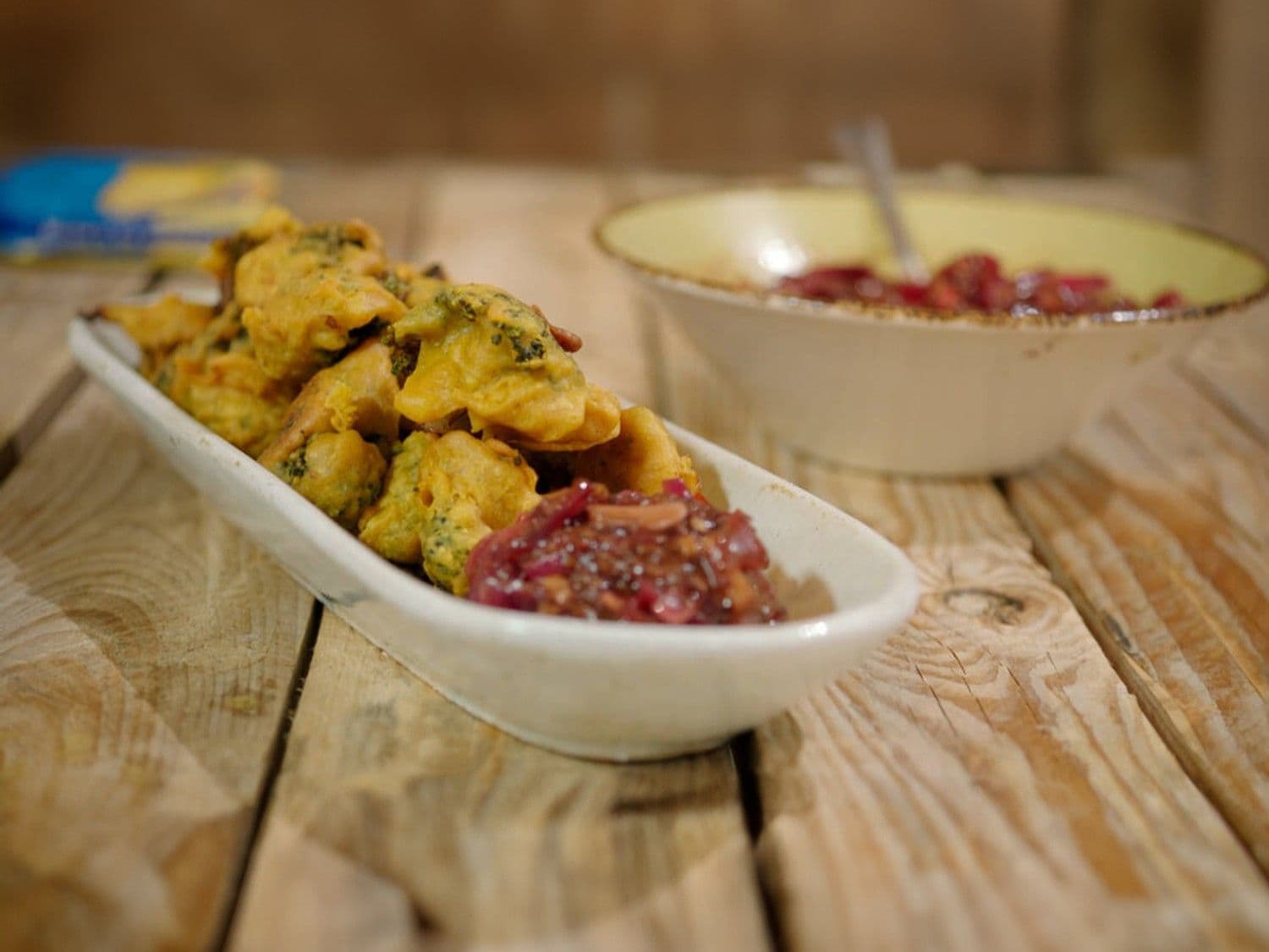 Bhaji's met uienchutney