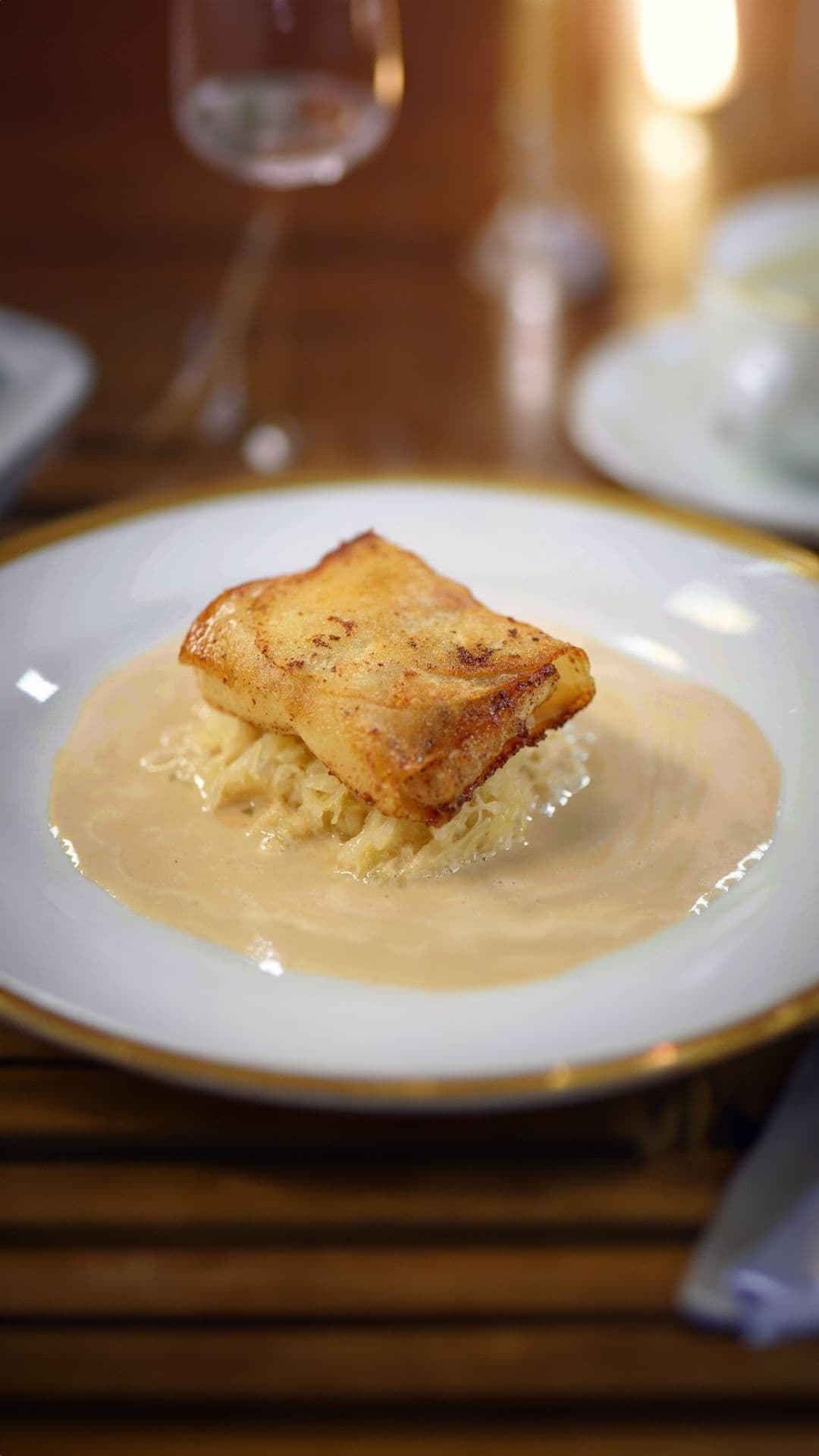 Roodbaars in aardappelkorst met zuurkool en saus met jeneverbes