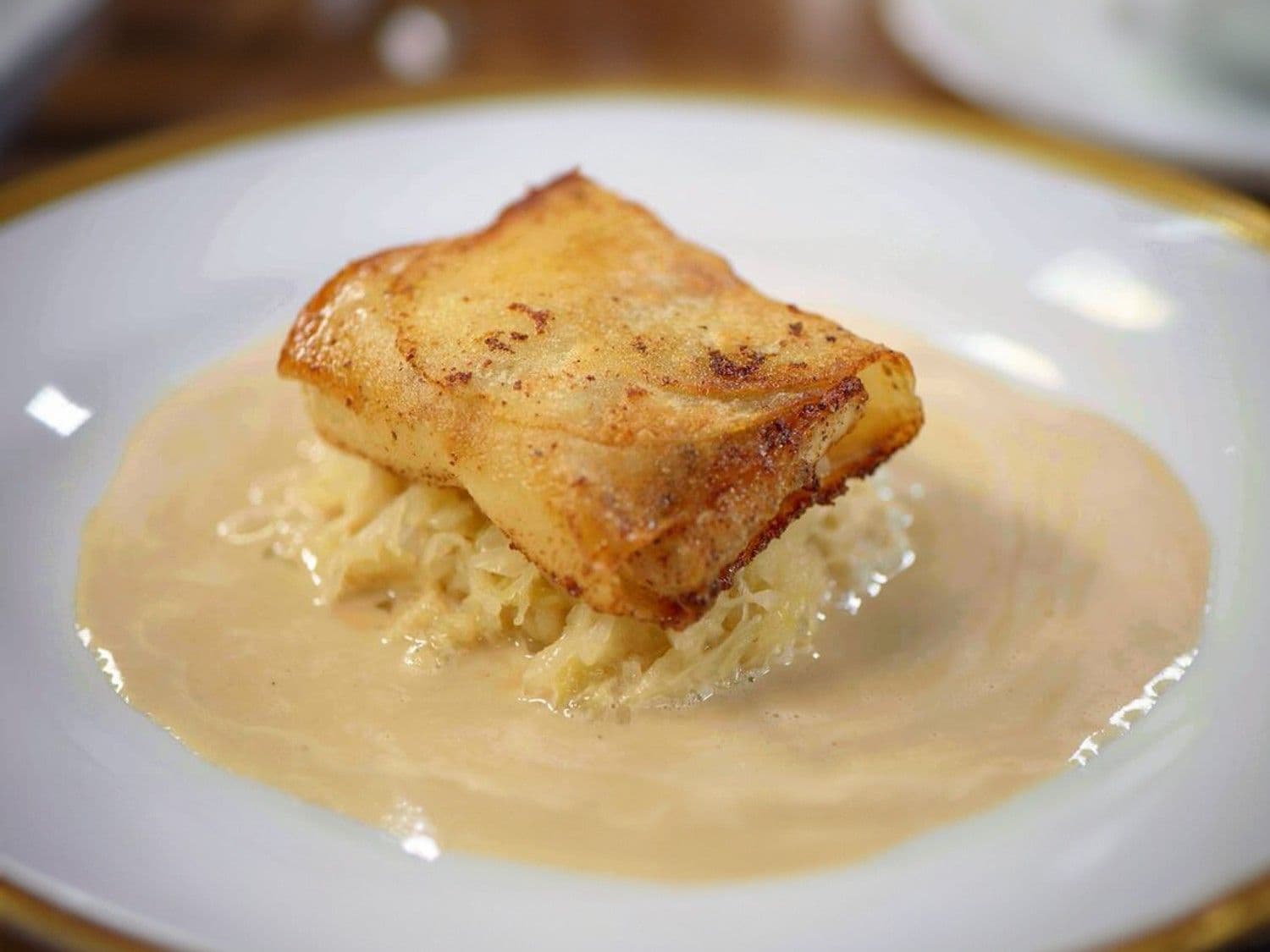 Roodbaars in aardappelkorst met zuurkool en saus met jeneverbes