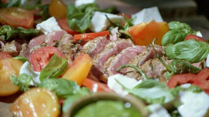 Tagliata caprese met pesto in padrón pepers