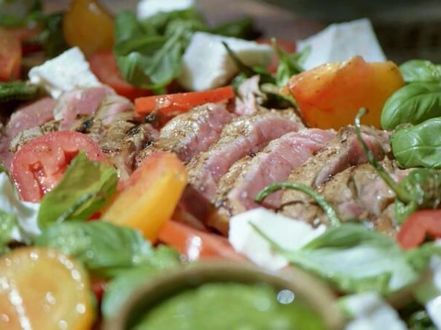 Tagliata caprese met pesto in padrón pepers
