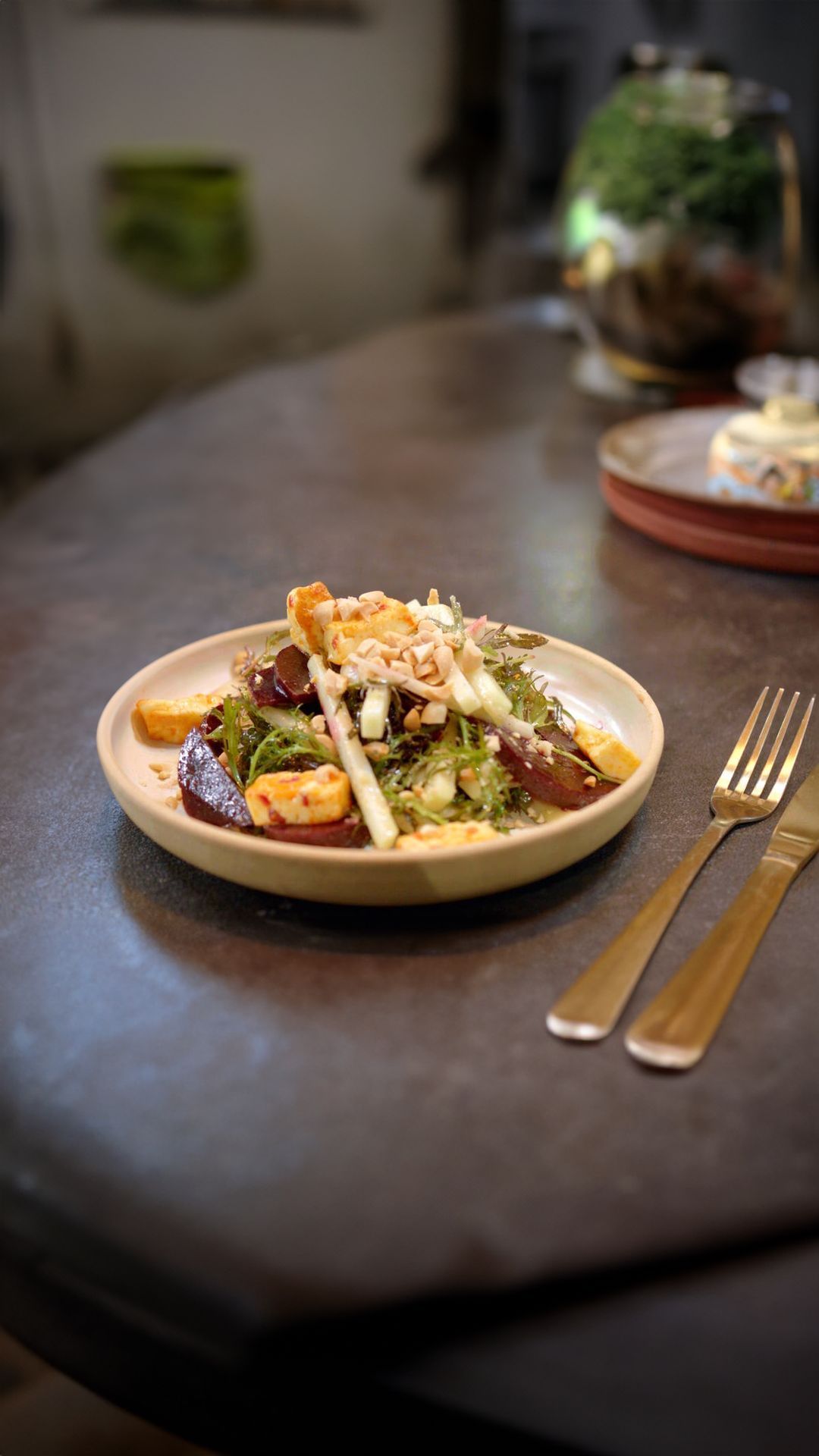 Salade met koolrabi en gebakken berloumi