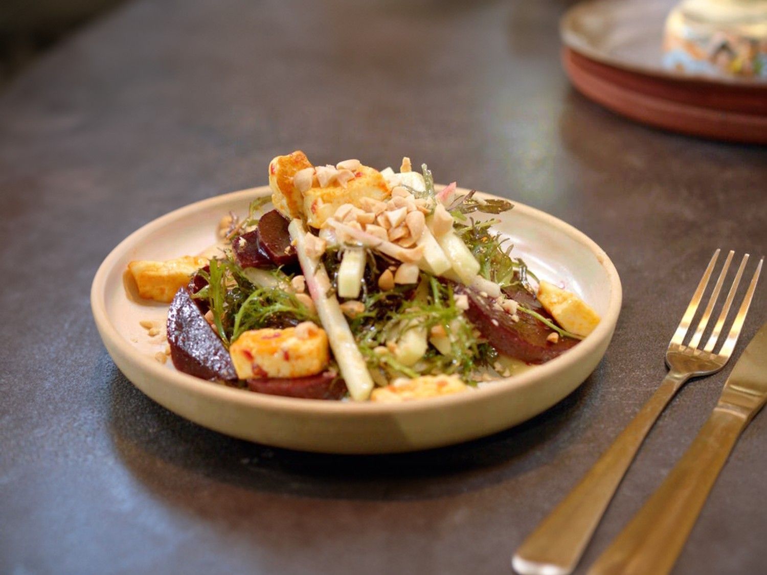 Salade met koolrabi en gebakken berloumi