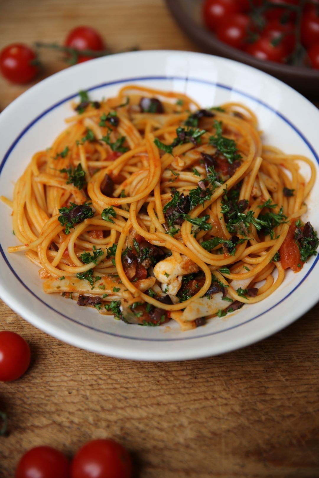 Pasta all'arrabbiata met zeekat en olijvengremolata