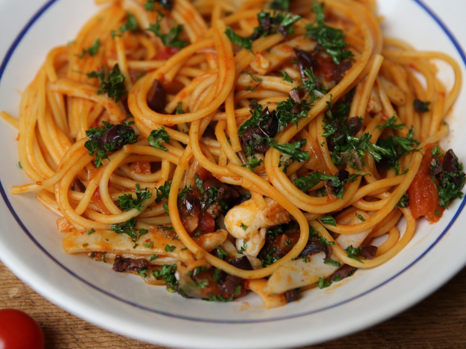Pasta all'arrabbiata met zeekat en olijvengremolata