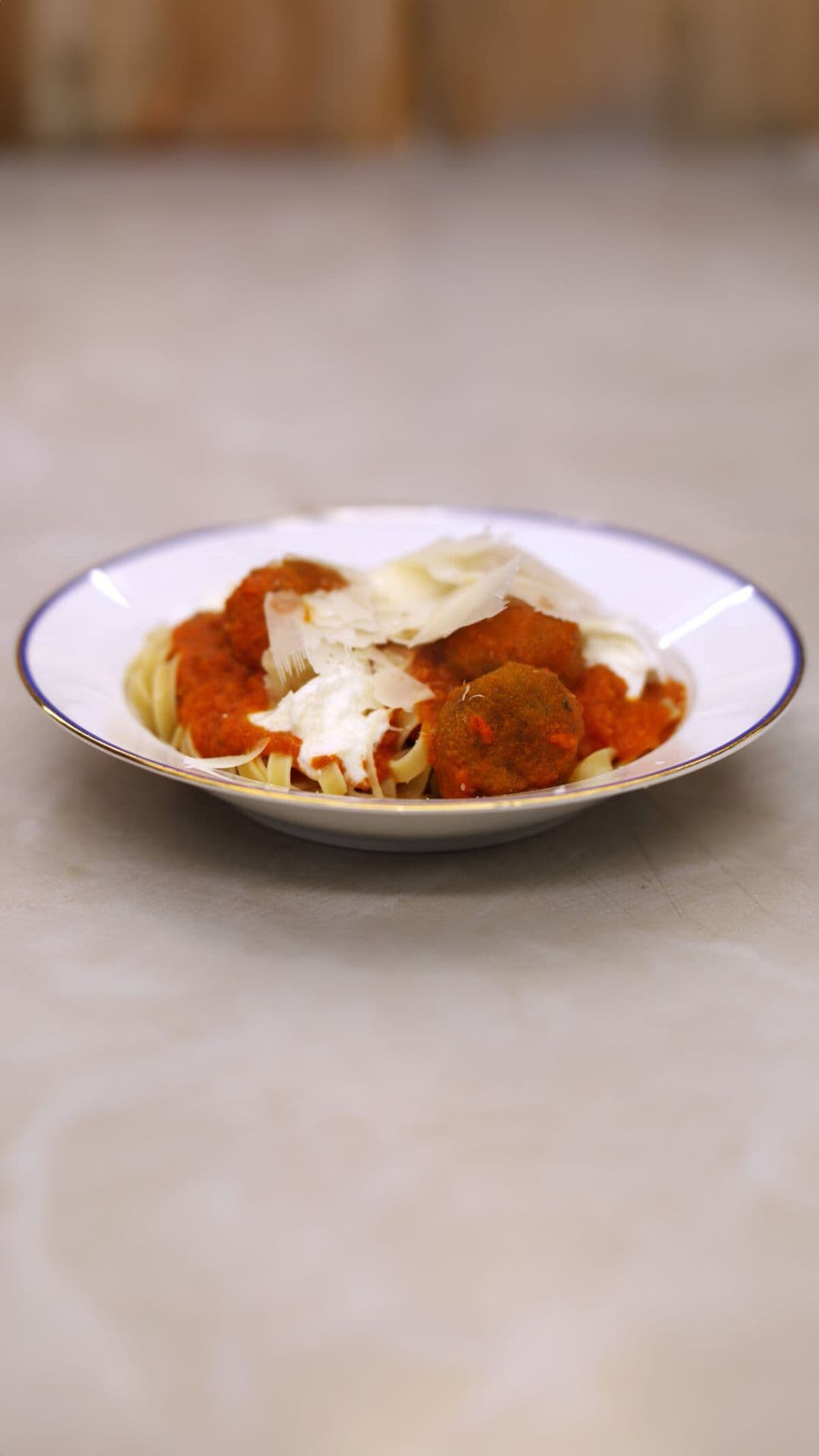 Pasta met vegetarische balletjes in pittige tomatensaus