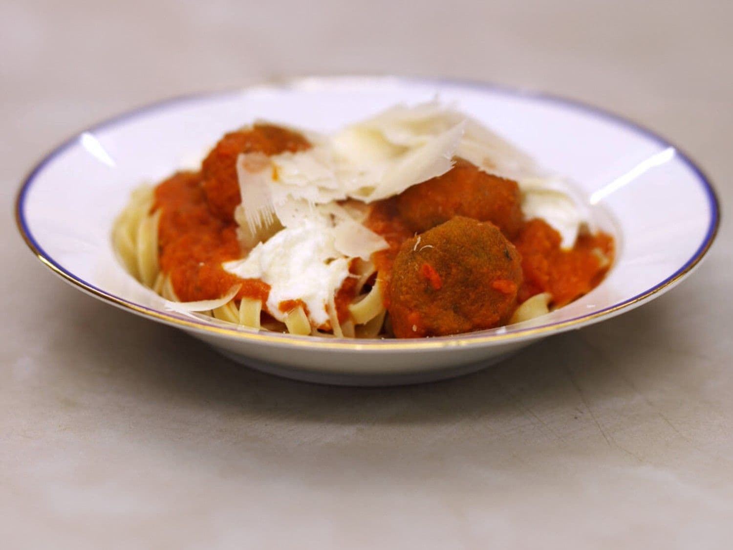 Pasta met vegetarische balletjes in pittige tomatensaus