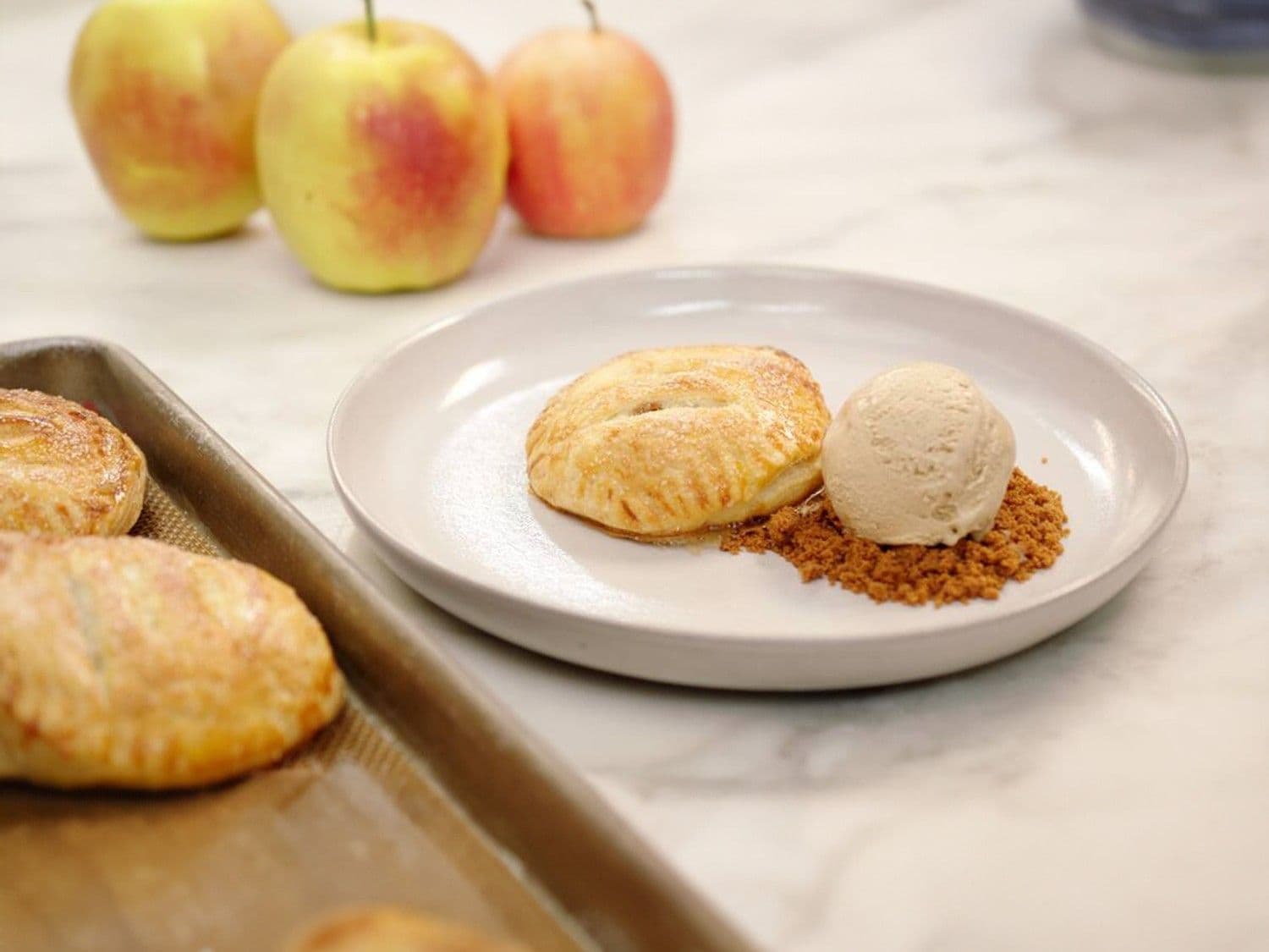 Bladerdeeggebakje met appel, mokka-ijs en speculaas