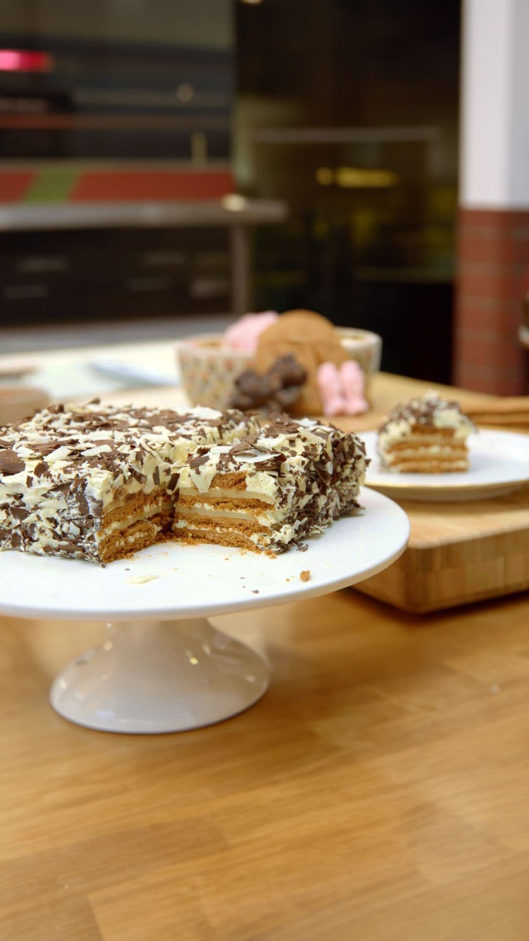 Laagjestaart met speculaas, marsepein en Zwitserse botercrème