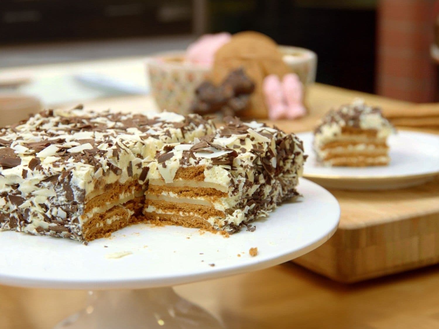Laagjestaart met speculaas, marsepein en Zwitserse botercrème