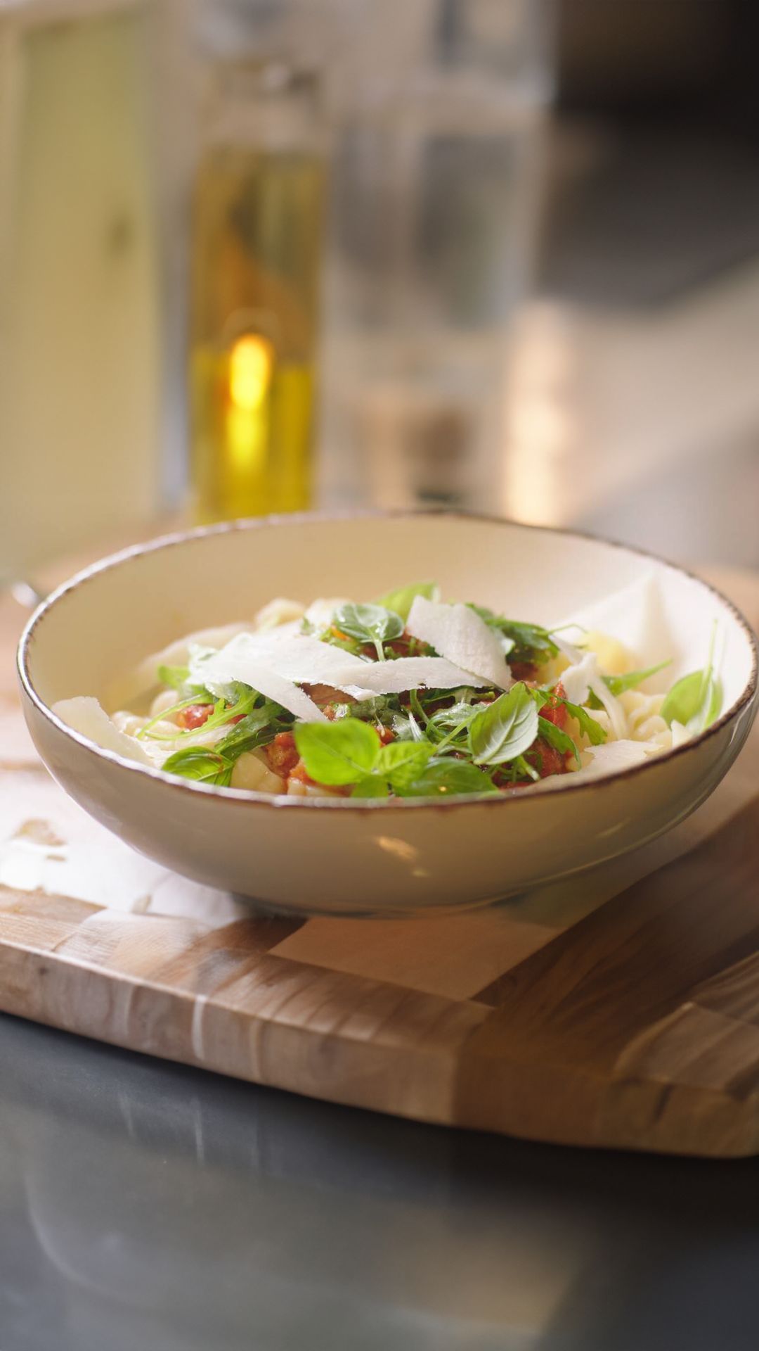 Pasta met chipolata, tomaten en pecorino