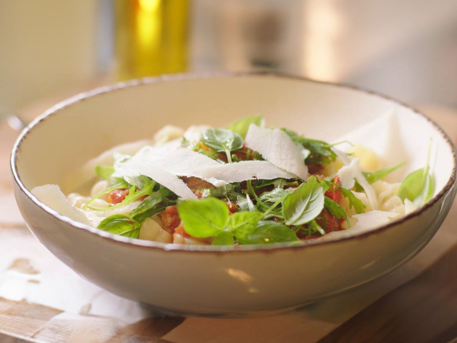 Pasta met chipolata, tomaten en pecorino