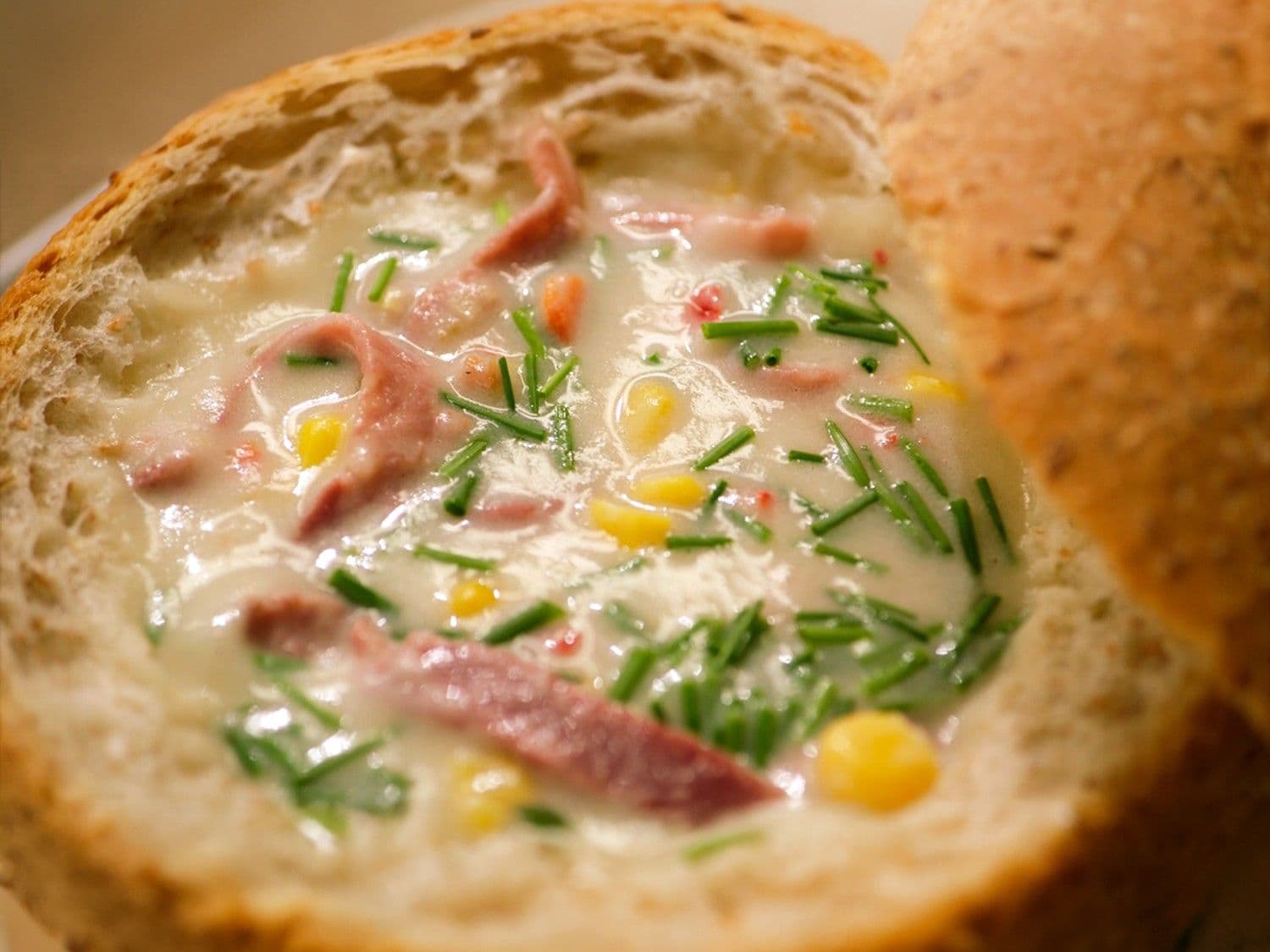 Chowder met gerookte ossentong, maïs en chili