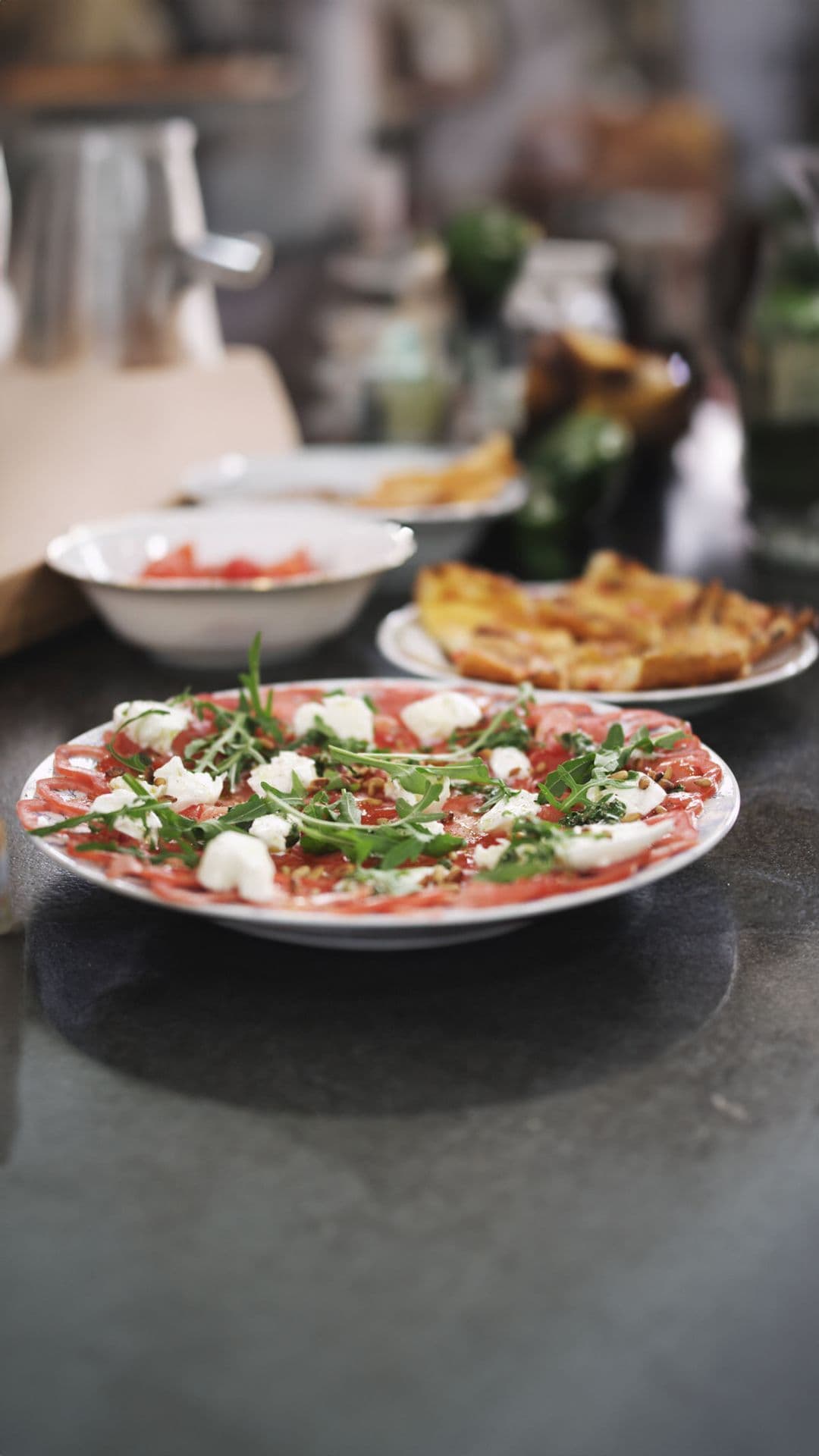 Carpaccio van tomaten met mozzarella en groene salsa