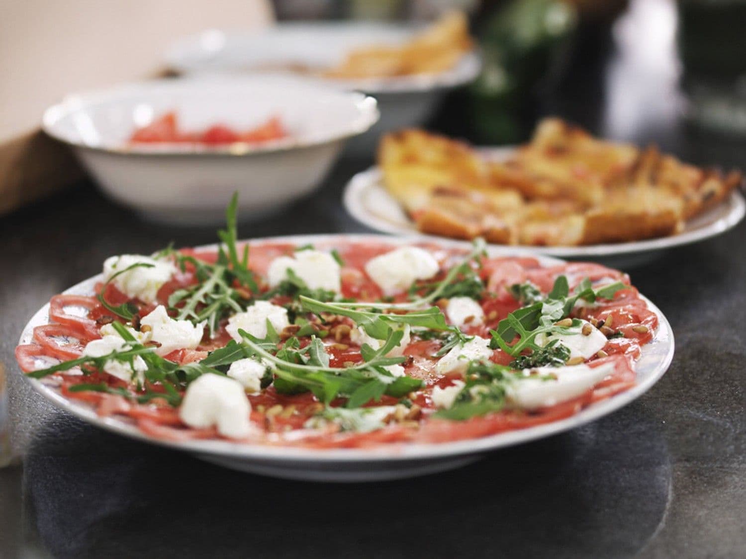 Carpaccio van tomaten met mozzarella en groene salsa