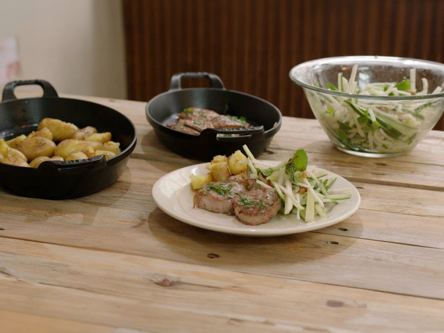 Lamskoteletjes, boter van ras-el-hanout en salade van koolrabi