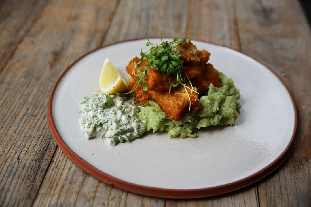 Verse fish sticks en tartaar met broccolipuree