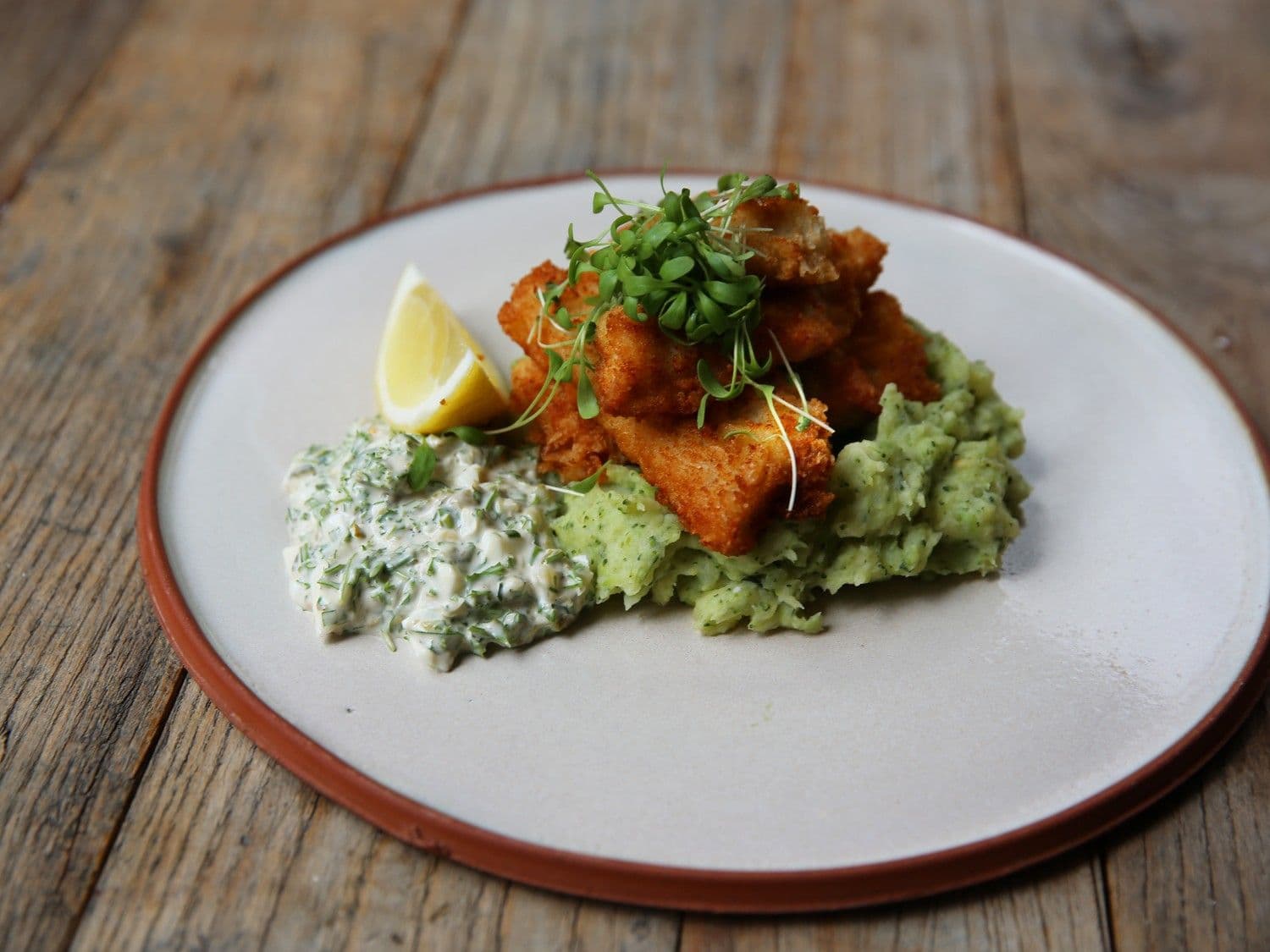 Verse fish sticks en tartaar met broccolipuree