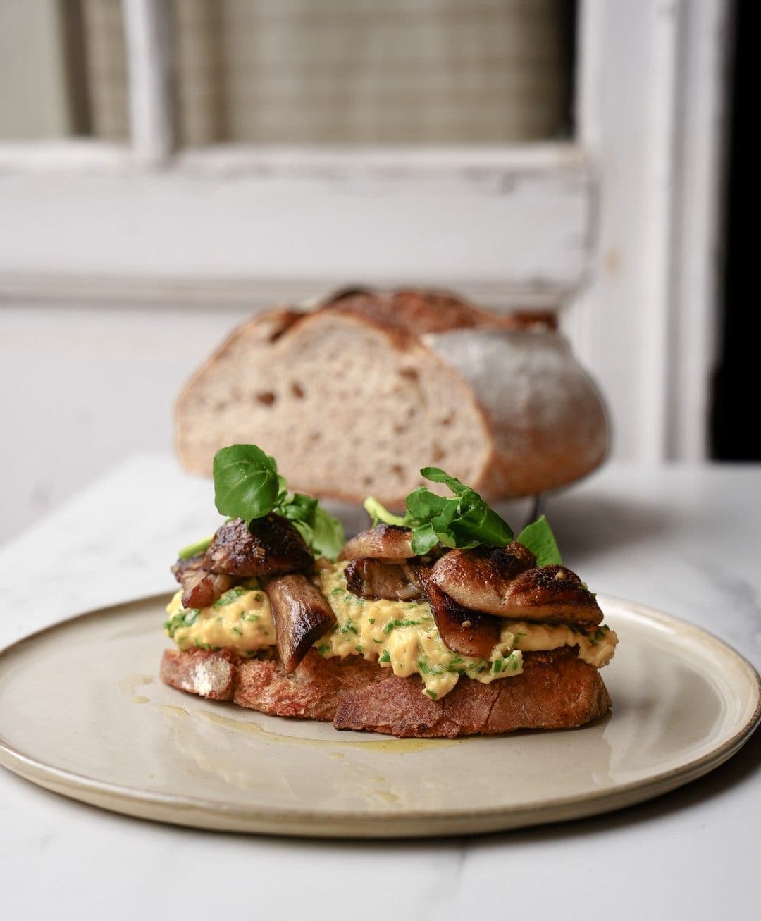 Toast champignon met eekhoorntjesbrood en roerei