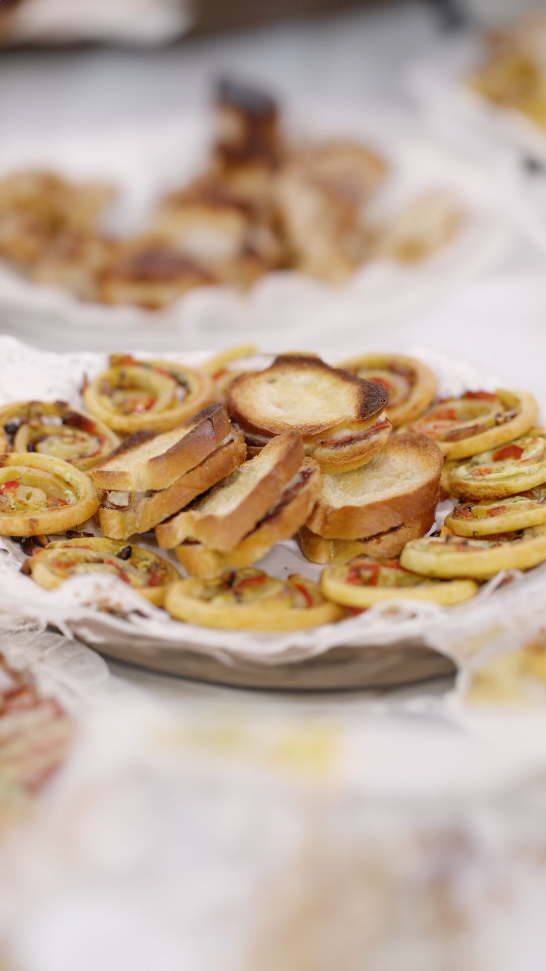 Gerolde koekjes met geitenkaas en mini-croques met vijgenconfituur