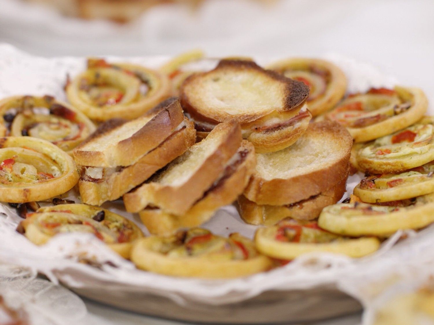 Gerolde koekjes met geitenkaas en mini-croques met vijgenconfituur