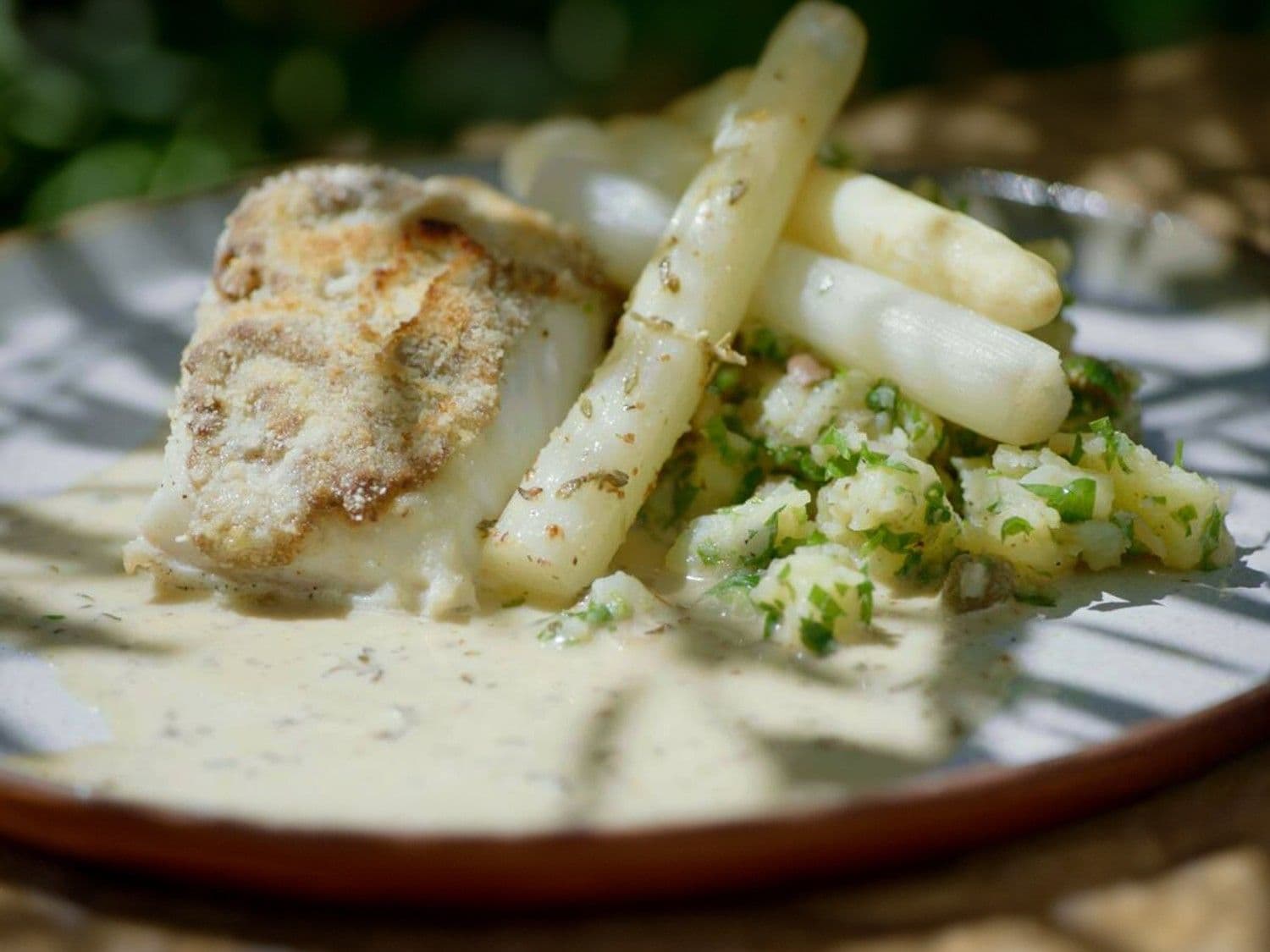 Kabeljauw à la moutarde met asperges en peterselie-aardappelen