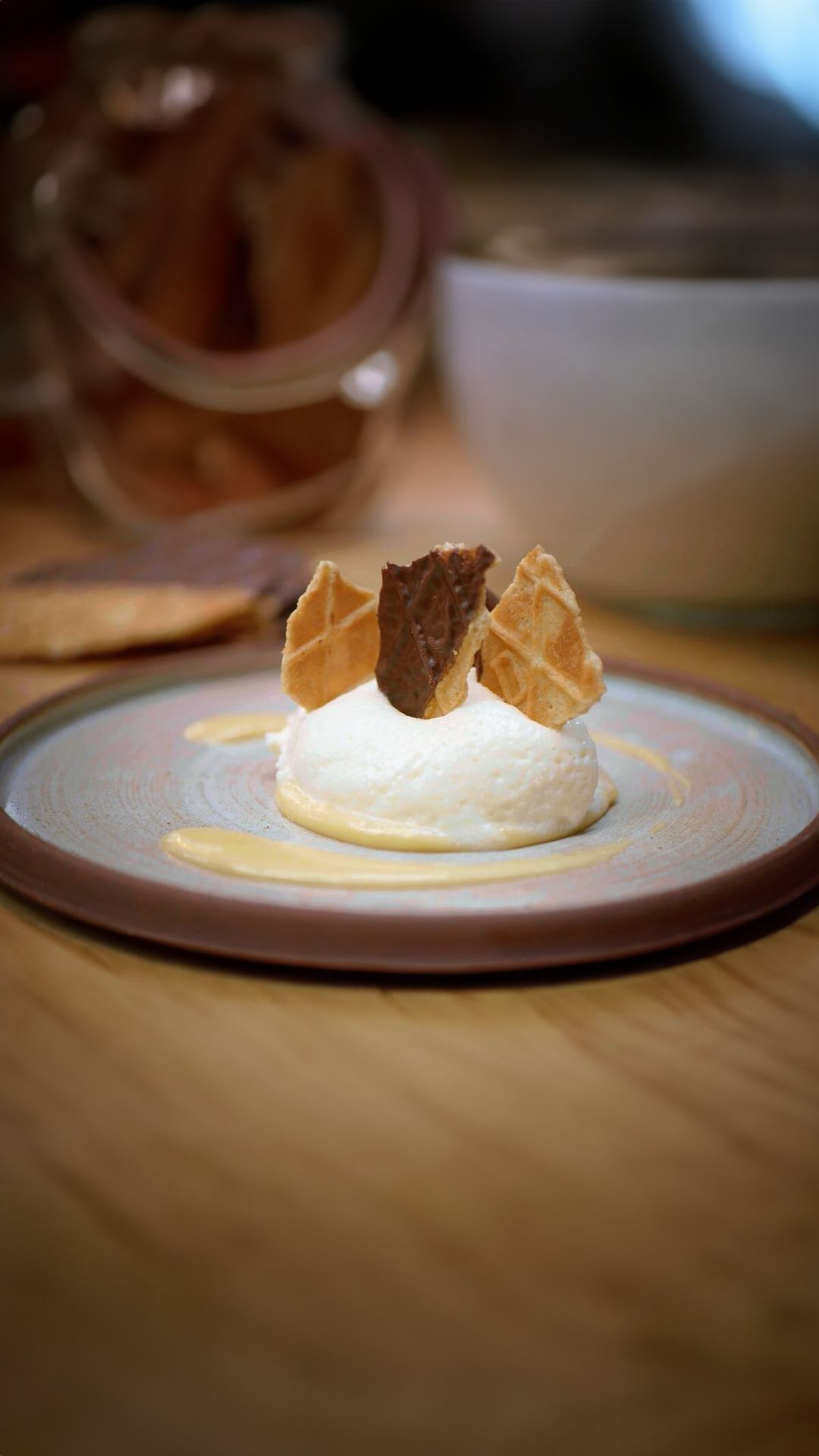 Witte chocolademousse, advocaat en natuurboterwafels met chocolade
