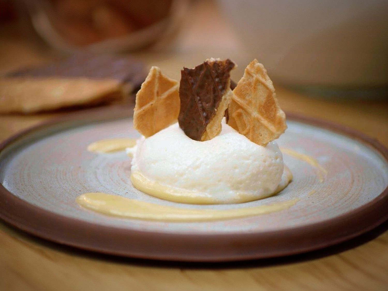 Witte chocolademousse, advocaat en natuurboterwafels met chocolade